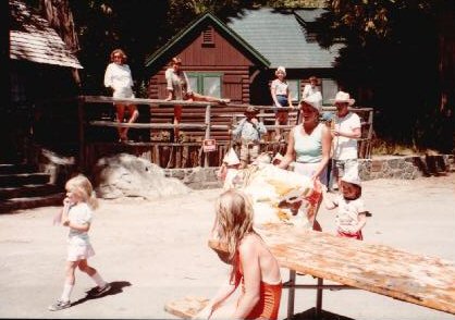 37-FridayParadeSnoopers.jpg 34.3K