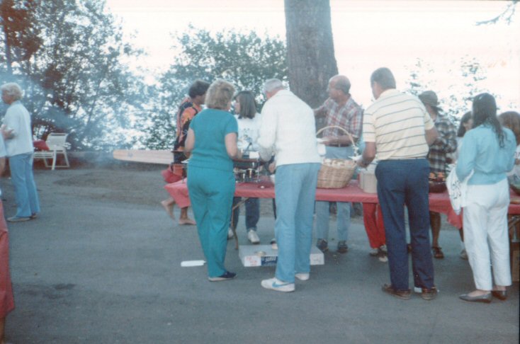 17-BBQDinnerLine.jpg 63.2K