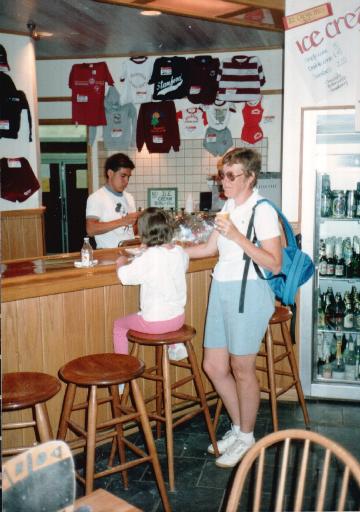 8611-ValerieBecky-Fountain.jpg 38.9K