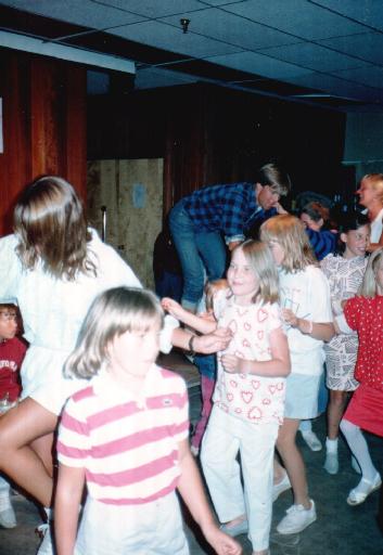 8680-Jennifer-CongaLine.jpg 30.7K