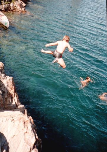 8737-Jennifer-JumpingRocks.jpg 39.1K