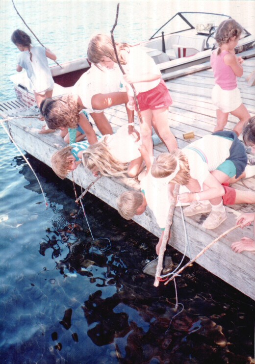 87-017-CrawdadFishing-03.jpg 115.9K