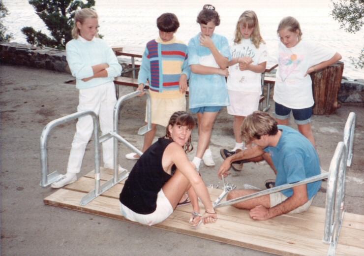 88-088-Jenifer-WatchingStaphBuildTables.jpg 101.9K