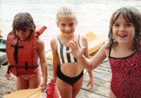 Thumb_88-042-Val-andfriends.jpg 7.5K