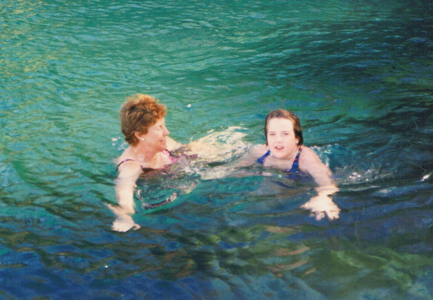 9026-BeckyValerie-InTheLake.jpg 124.1K