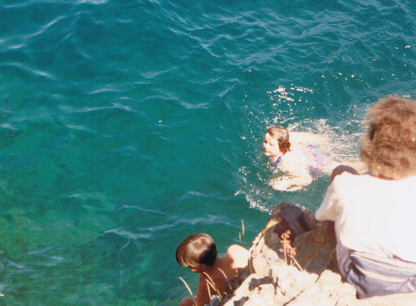 9033-Val-InTheLakeOffJumpingRocks.jpg 110.4K