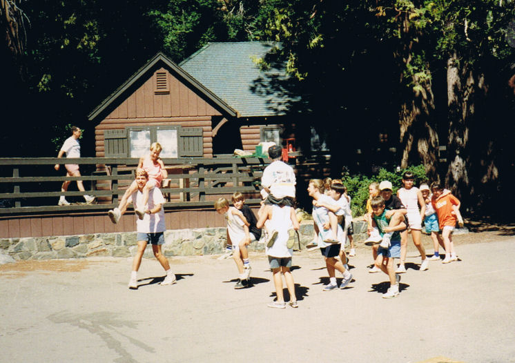 9058-ValsGroupOnParade.jpg 108.6K