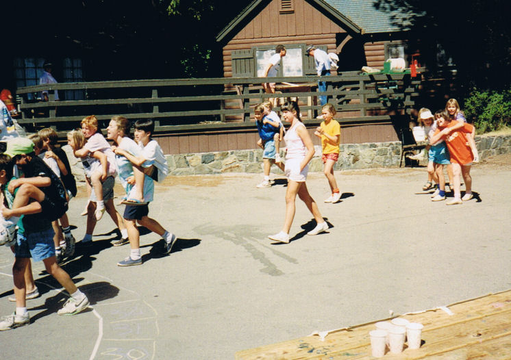 9059-ValsGroupOnParade.jpg 106.3K