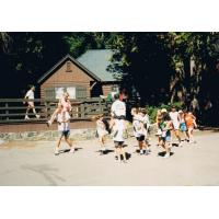 9058-ValsGroupOnParade.jpg 108.6K