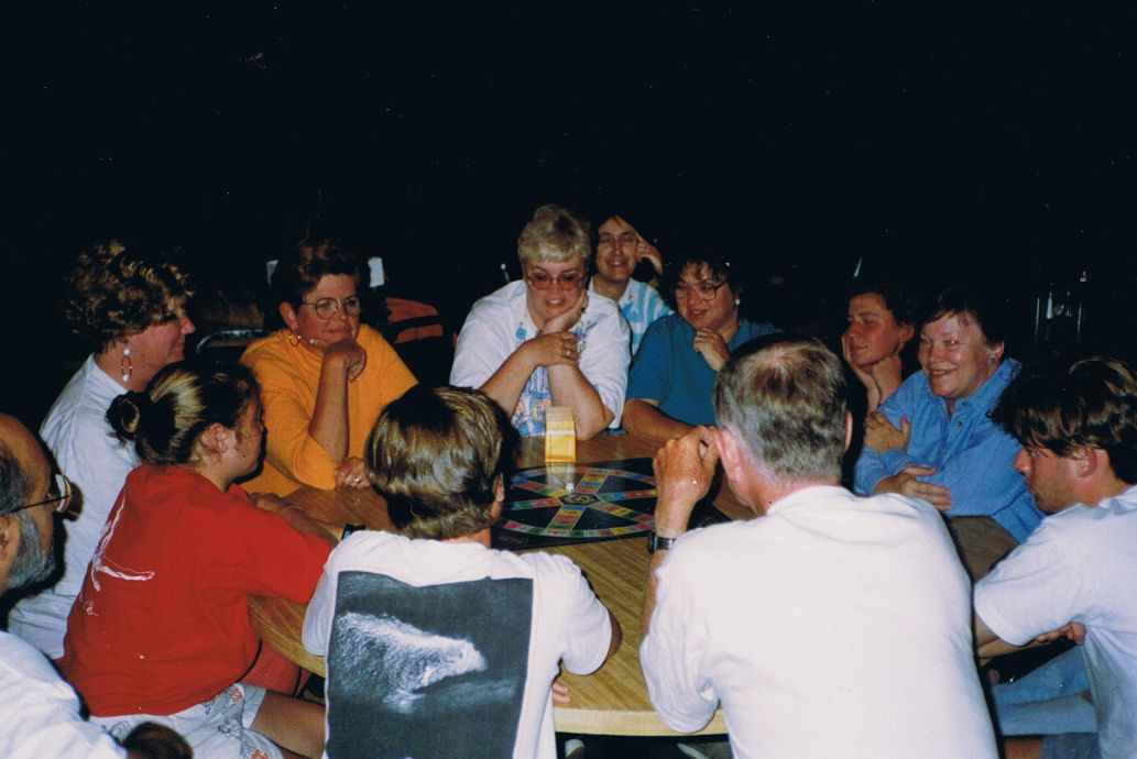 9202-TrivialPursuit-DiningHall.jpg 116.4K