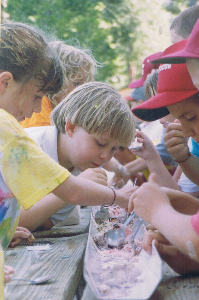 9216-YahooIceCreamTrough.jpg 149.9K