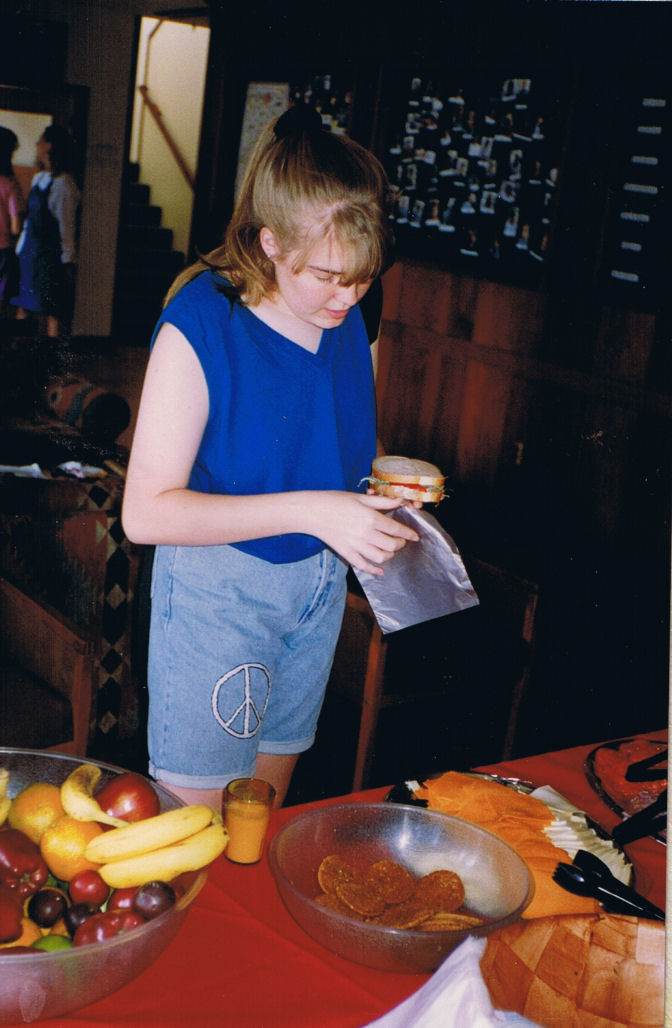 9231-Jennifer-MakingAHikeLunch.jpg 122.0K