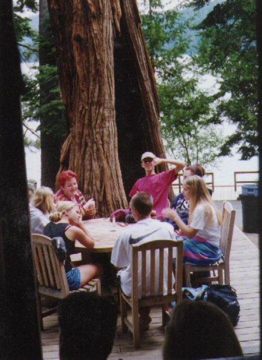 teensOnFountainDeck.jpg 85.7K