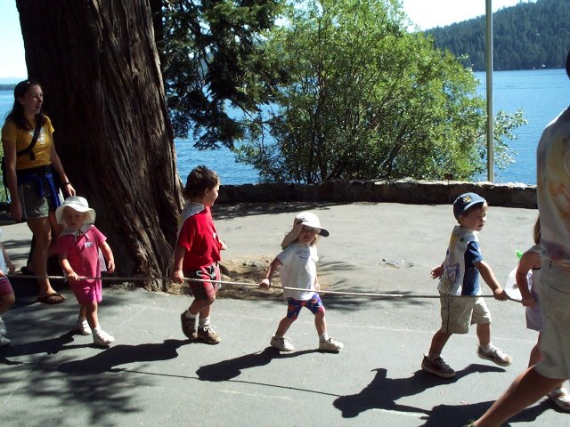 03-MunchkinsOnParade.jpg 92.8K