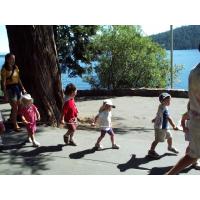 03-MunchkinsOnParade.jpg 92.8K