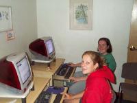 Photo by LSmith 2002, 15-Abby&ValGettinEMail.jpg 6.0K