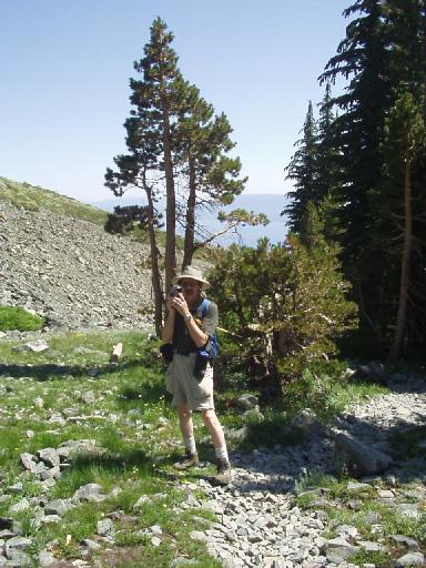 0983-007-LeighTakingJennifersPicture.jpg 52.8K