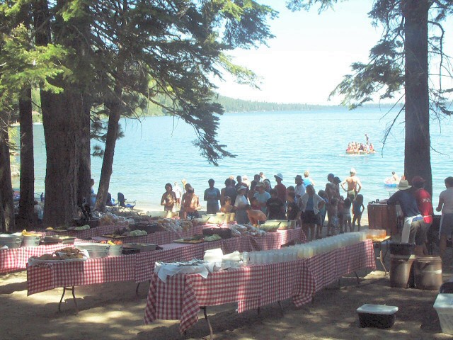 04026-BeachDay-Lunch.jpg 172.0K