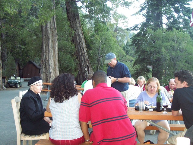 04029-LakeSideDining.jpg 176.9K