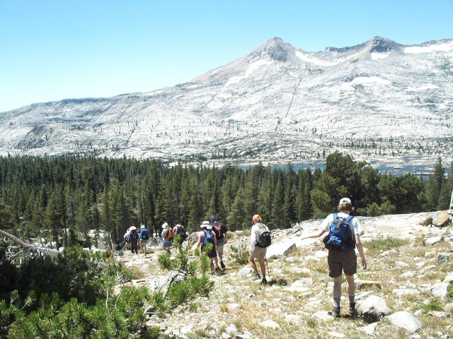 04048-LakeAlohaPyramidPeak.jpg 186.1K