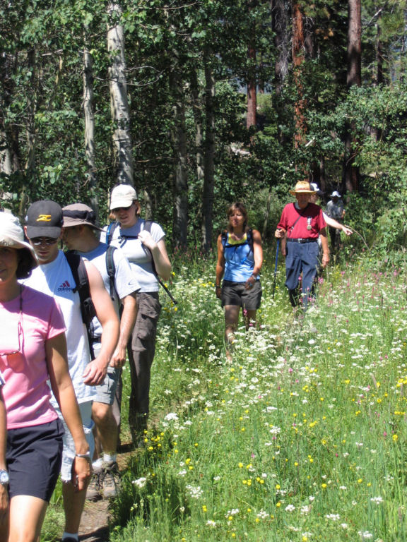 SSC05-06-HikeAoundLake-MeadowHikers2.jpg 167.9K