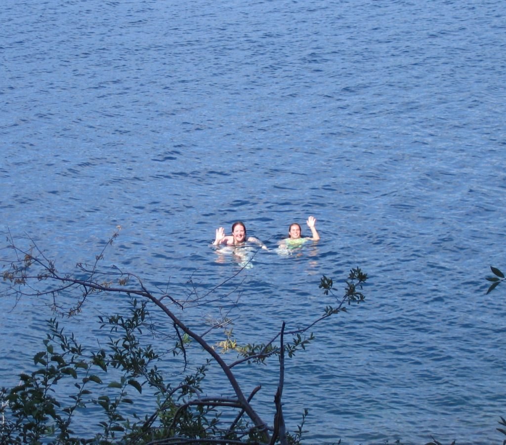 SSC05-54-ValKatieSwimming.jpg 227.8K