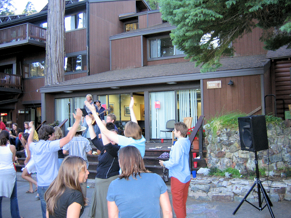 0775-FridayDinnerMusic-03.JPG 496.2K