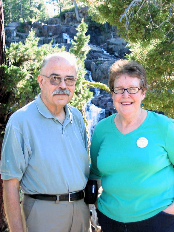 09004-LeighBacky-SocialHike.JPG 133.6K