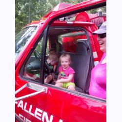 13-037-AliceJennifer-FiretruckTour.jpg 136.2K