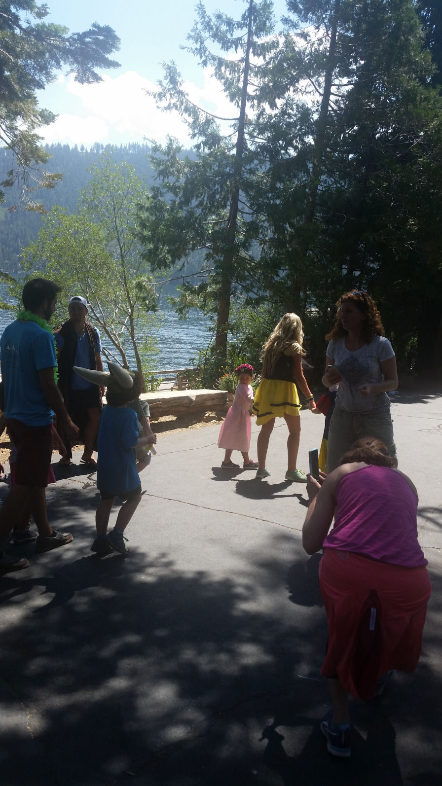 2016-189-A-MunchkinParade.jpg 277.1K